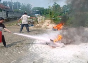 Aksi Karyawan Al Kautsar ‘Jinakkan’ Si Jago Merah