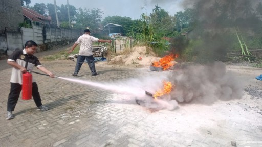 Aksi Karyawan Al Kautsar ‘Jinakkan’ Si Jago Merah