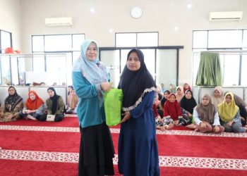 DWP Unila Salurkan Ratusan Paket Sembako Ramadan