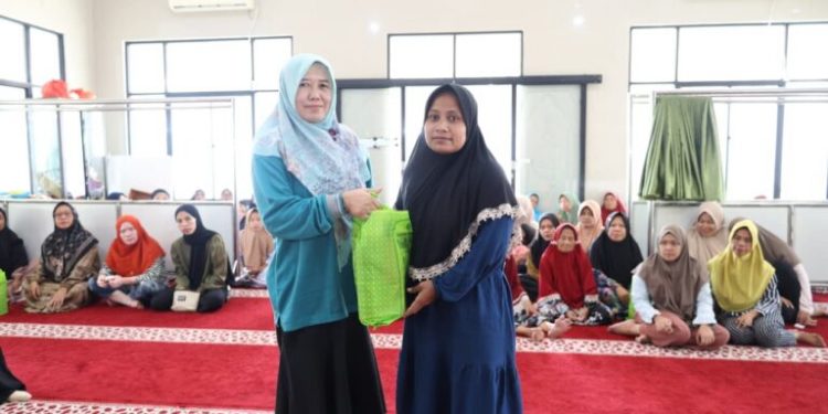 DWP Unila Salurkan Ratusan Paket Sembako Ramadan