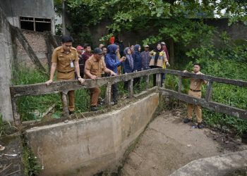 Cegah Banjir, Bunda Eva Sisir Aliran Sungai Pujangga Alam
