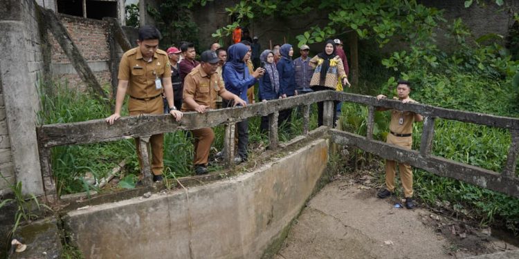 Cegah Banjir, Bunda Eva Sisir Aliran Sungai Pujangga Alam