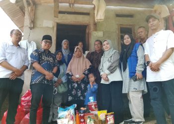 Gercep! Camat Panjang Kunjungi Ibu Penjual Kerupuk di Lereng Bukit Sakal