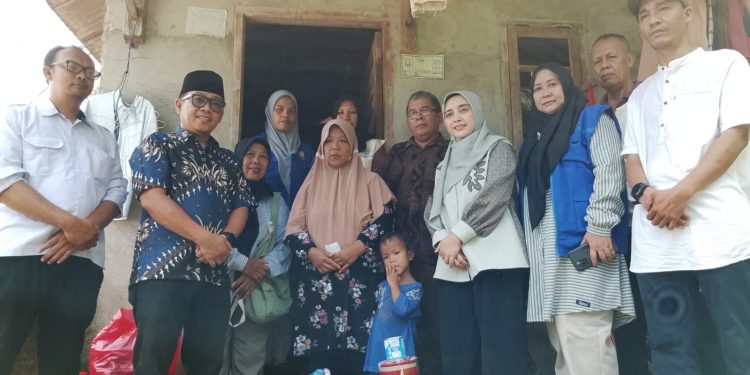 Gercep! Camat Panjang Kunjungi Ibu Penjual Kerupuk di Lereng Bukit Sakal