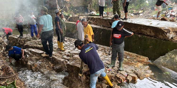 Antisipasi Hujan Lebat, Eva Dwiana Gerakkan “Jumat Bersih” Massal