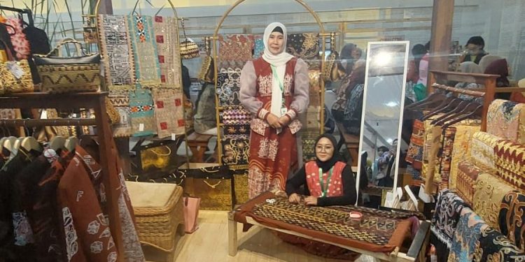 Tapis Lampung Curi Perhatian di Pameran Persit 2026