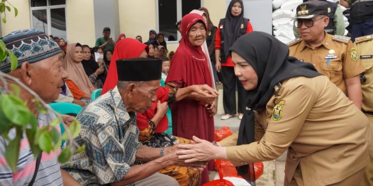 Pemkot Bandar Lampung Salurkan Bantuan Beras untuk Warga