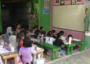 Babinsa Sulap Gudang Pakan Jadi Rumah Belajar Gratis
