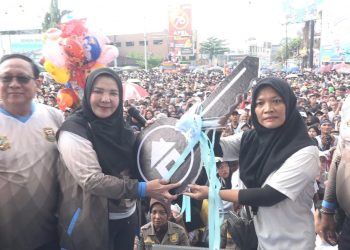 Air Mata Haru Iringi Penyerahan Hadiah Rumah di HUT Bandar Lampung