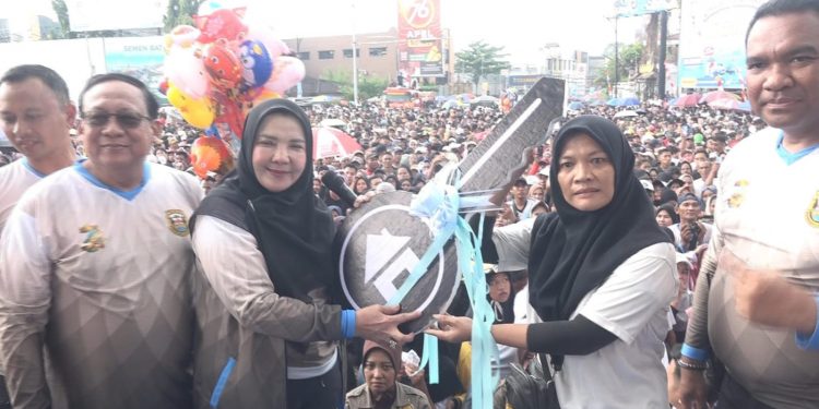 Air Mata Haru Iringi Penyerahan Hadiah Rumah di HUT Bandar Lampung