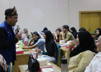 SOGA Gandeng Tri Sujarwo Bekali Mahasiswa KKN UGM Keterampilan Mendongeng