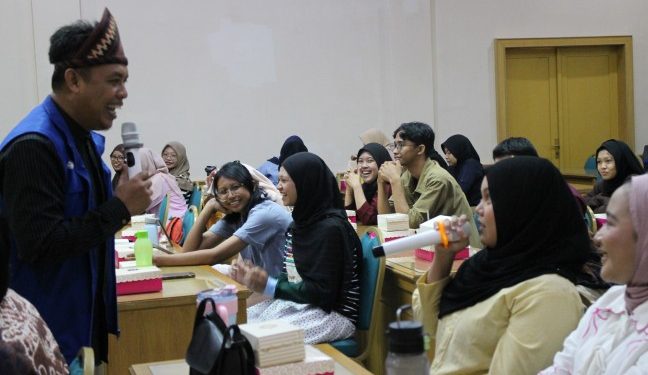 SOGA Gandeng Tri Sujarwo Bekali Mahasiswa KKN UGM Keterampilan Mendongeng