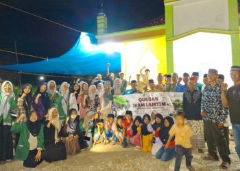 Ikam Lamtim Salurkan 5 Hewan Kurban di Desa Labuhan Ratu VII