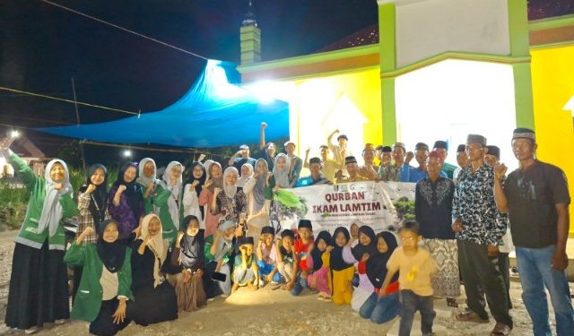 Ikam Lamtim Salurkan 5 Hewan Kurban di Desa Labuhan Ratu VII