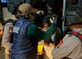 Brimob Kawal Evakuasi Pelaku Curat di Natar