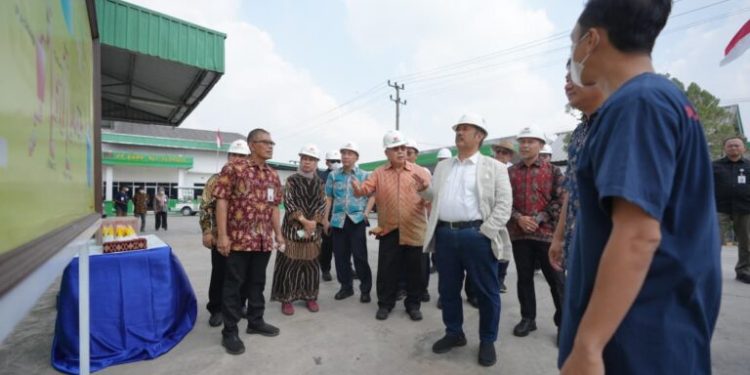 Unila Dampingi Menteri PPN Tinjau Produksi Produk Cassava di PT Sungai Budi Group
