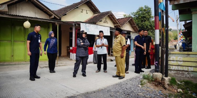 Eva Tinjau Perbaikan Jalan Wala Kuba Sukabumi