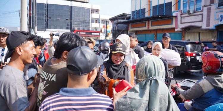 HUT RI ke-81, Pemkot Bandar Lampung Bagikan 10 Ribu Bendera
