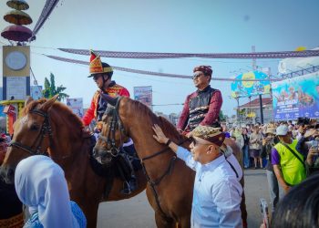 Gubernur Mirza Buka Tapis Karnaval, Ribuan Warga Padati Jalanan