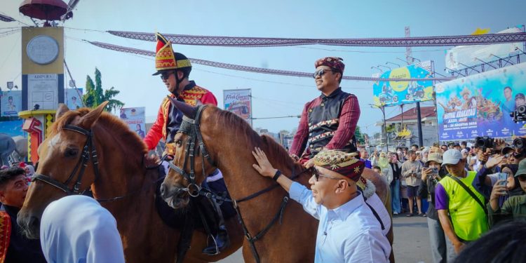 Gubernur Mirza Buka Tapis Karnaval, Ribuan Warga Padati Jalanan