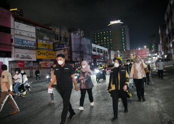 Abu Vulkanik Anak Krakatau, Walikota Eva Dwiana Bagikan Masker ke Warga