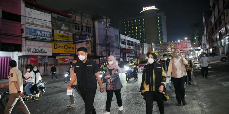 Abu Vulkanik Anak Krakatau, Walikota Eva Dwiana Bagikan Masker ke Warga