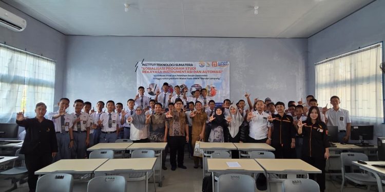 Dosen Itera Latih Siswa SMKN 7 Bandar Lampung Desain Elektronika Berbasis Simulasi Wokwi