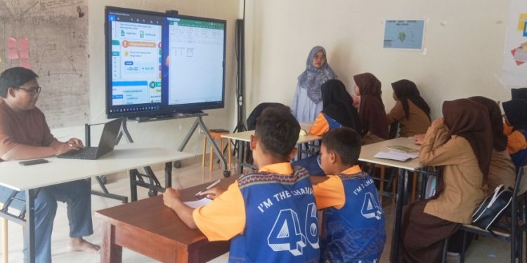 Uniroh: Mengabdi Sepanjang Hayat Demi Asa Anak Putus Sekolah