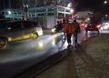 Damkarmat-BPBD Semprot Debu Vulkanik di Jalan Protokol