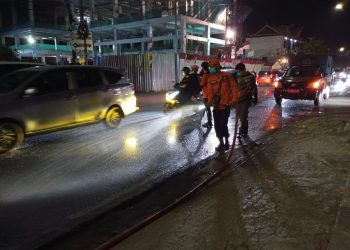 Damkarmat-BPBD Semprot Debu Vulkanik di Jalan Protokol