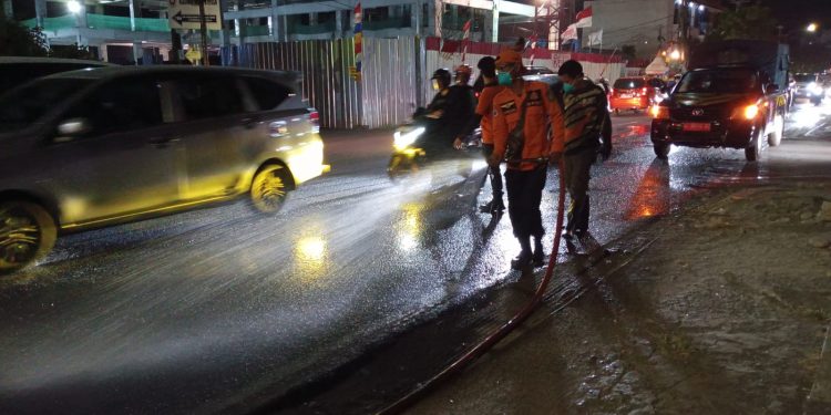 Damkarmat-BPBD Semprot Debu Vulkanik di Jalan Protokol
