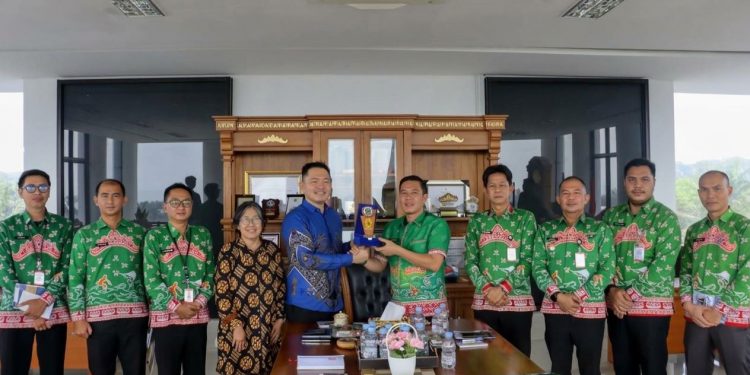 Bupati Dedi Jajaki Kuliah Terjangkau bagi Warga Pesisir Barat